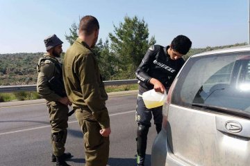 בין עזון לנבי-אליאס שני חיילים ומתנדב ידידים אחד