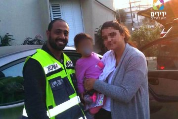 כונני ידידים חילצו פעוט נעול מרכב בראש העין