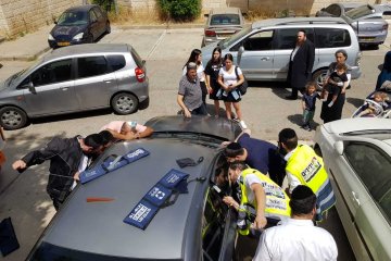 דרמה בירושלים: חילוץ פעוט שננעל בשגגה ברכב