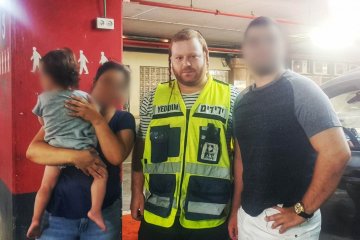 ירושלים: ילד שננעל בשגגה ברכב לעיני הוריו חולץ בשלום על ידי כונן ידידים