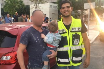 חיפה: תינוק שננעל בשגגה ברכב לעיני אימו חולץ בשלום על ידי כונני ידידים