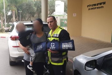 ילד שננעל ברכב בשגגה לעיני אמו בבית החולים סורוקה בבאר שבע חולץ בשלום על ידי כונני ידידים