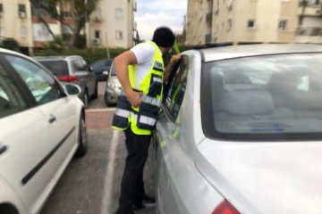 ילד שננעל ברכב בשגגה לעיני בני משפחתו חולץ בשלום על ידי כונן ידידים