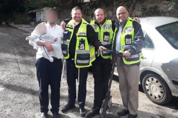 חיפה: תינוק שננעל ברכב בשגגה לעיני הוריו חולץ בשלום על ידי כונני ידידים