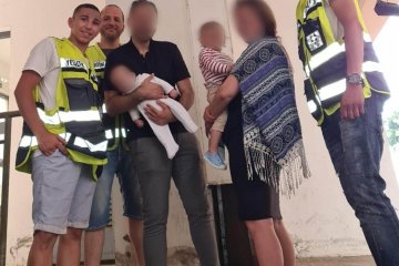 תל אביב: כונני ידידים עמלו שעה ארוכה על חילוץ ילדה מרכב נעול עד לסיום הטוב