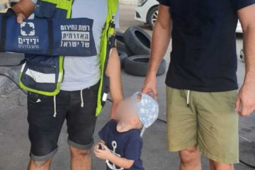 תל אביב: כונן ידידים חילץ פעוט שננעל ברכב בשגגה לעיני אביו בתחנת דלק