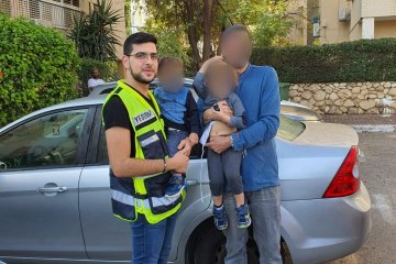 שני ילדים אחים ננעלו בתוך רכב ברחוב יהושע בן נון בפתח תקוה