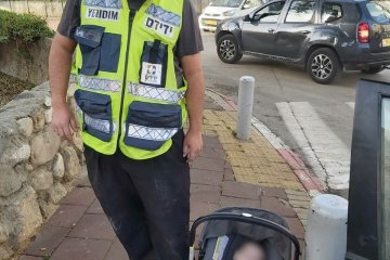 בני ברק: תינוקת כבת שנה ננעלה ברכב וחולצה בשלום ע”י מתנדב ידידים • “זהו חילוץ ראשון שלי וזה מאוד מרגש” • בידידים קוראים להורים לאמץ “כלל מפתח”