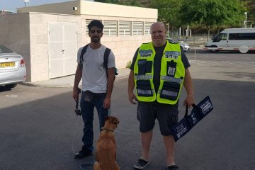 כלב ננעל ברכב לבדו – מתנדבי ידידים הגיעו לחלץ