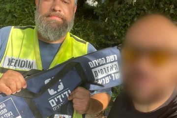 תל אביב: פעוט כבן שנתיים ננעל ברכב לעיני אביו וחולץ בשלום על ידי כונני ידידים • “בזכות תרומת ערכות הפתיחה של ביטוח ישיר המענה לחילוצים גבוה ביותר” • בידידים קוראים להורים לאמץ “כלל מפתח”