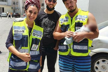 תינוק בן שבועיים ננעל ברכב באשדוד וחולץ