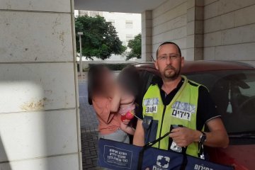 נתניה: תינוק ננעל ברכב לעיני אמו וחולץ בשלום ע”י מתנדב ידידים • בידידים קוראים להורים לאמץ “כלל מפתח”