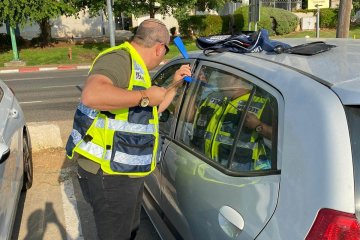 קרית גת: תינוק כבן שנה ננעל בשגגה ברכב לעיני אביו • כונני ידידים חילצו אותו בשלום • בידידים קוראים להורים לאמץ “כלל מפתח”