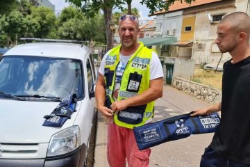 נס ציונה: ילדה כבת שלוש ננעלה בשגגה ברכב לעיני אביה וחולצה בשלום על ידי כונני ידידים • “האמא ששמעה על דבר הנעילה עשתה תאונה מהבהלה” • בידידים קוראים להורים לאמץ “כלל מפתח”