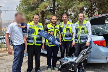 ירושלים: ילד כבן שלוש ננעל בשגגה ברכב לעיני אביו וחולץ בשלום על ידי מתנדבי ידידים • בידידים קוראים להורים לאמץ “כלל מפתח”