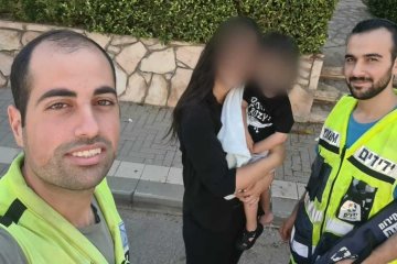 חולון: פעוט ננעל בשגגה ברכב לעיני הוריו, כונני ידידים חילצו אותו בשלום • בידידים קוראים להורים לאמץ “כלל מפתח”