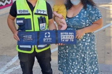 באר שבע: תינוק כבן חצי שנה ננעל בשגגה ברכב, מתנדב ידידים חילץ אותו בשלום • בידידים קוראים להורים לאמץ “כלל מפתח”