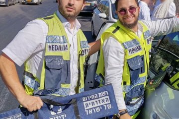 ירושלים: תינוק כבן שנה ננעל ברכב, כונני ידידים פתחו את הרכב וחילצו אותו בשלום