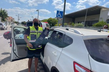 קריית אתא: ילדה כבת שלוש ננעלה בשגגה ברכב, מתנדב ידידים חילץ אותה בשלום • בידידים קוראים להורים לאמץ “כלל מפתח”