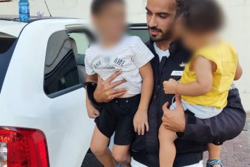 תל אביב: שני ילדים ננעלו ברכב וחולצו בשלום ע”י מתנדב ידידים • בידידים קוראים להורים לאמץ “כלל מפתח”