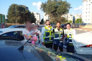 כרכור: פעוטה ננעלה ברכב לעיני אימה וחולצה בשלום ע”י מתנדבי ידידים • בידידים קוראים להורים לאמץ “כלל מפתח”