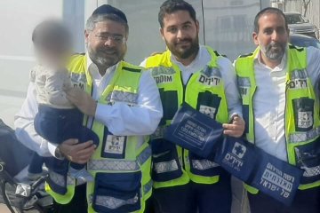 אלעד: תינוק כבן שנה חולץ בשלום מרכב על ידי מתנדבי ידידים לאחר שננעל בשגגה לעיני אימו • לקראת סיום פעולות הפתיחה שוטר שבר חלון • “בדיוק סיימנו את לימודי הגמרא בכולל ויצאנו לחלץ” • בידידים קוראים להורים לאמץ “כלל מפתח”