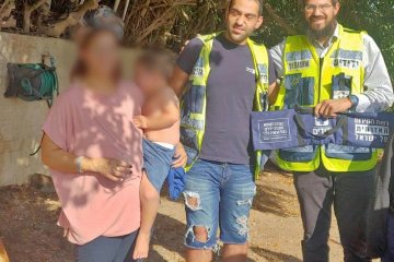 מזכרת בתיה: כבן שנה ננעל בשגגה ברכב לעיני אמו לאחר ששיחק עם שלט הרכב. מתנדב ידידים חילץ אותו בשלום • האם ביקשה מיד להצטרף ולהתנדב בידידים • הורים, אמצו לעצמכם “כלל מפתח”