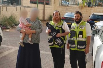 אלעד: פעוטה ננעלה בשגגה ברכב, כונני ידידים חילצו אותה בשלום • “זה היה אצלי בבניין. ירדתי לחניה וחילצתי” • ישראל אלמסי, מנכ”ל ידידים: “עוד צעד להגשמת החזון שלנו של כונן בכל בניין”