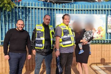 ראשל”צ: תינוק כבן שנה נעל את עצמו ברכב בדרכו למעון • מתנדבי ידידים הוזעקו לחלצו ללא פגע