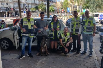 בת ים: כלבה ננעלה ברכב בשגגה, מתנדבי ידידים חילצו אותה במהירות ובשלום • “הבעלים אמר לנו שזה מחמם את הלב לראות את ההיענות של המתנדבים לחלץ”