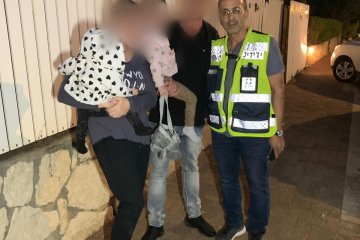 קרית אונו: ילד כבן שנתיים ננעל בשגגה ברכב. מתנדבי ידידים חילצו אותו בשלום • בידידים קוראים להורים לאמץ “כלל מפתח”