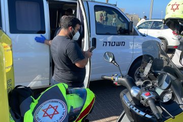 תל אביב: פעוט כבן 4 חודשים ננעל ברכב, חולץ בשלום על ידי מתנדבי ידידים ופונה לבית החולים כשמצבו טוב
