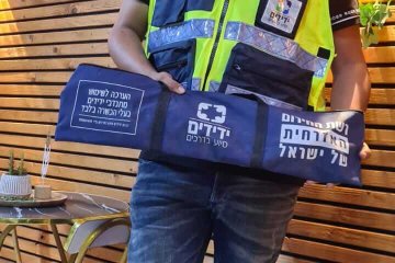 רהט: תינוק כבן חצי שנה שננעל ברכב חולץ על ידי מתנדב הסניף • “האמא והסבתא יצאו רק לשניה והתינוק ננעל” • בידידים קוראים להורים לאמץ “כלל מפתח”