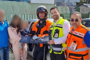 אשקלון: בת שנתיים ננעלה בשגגה ברכב, מתנדבי ידידים חילצו במהירות • הסבא: “אתם נמצאים איפה שצריך, השם ישמור אתכם” • בידידים קוראים להורים לאמץ “כלל מפתח”