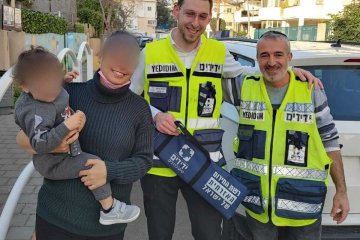 ראשל”צ: תינוק ננעל ברכב וחולץ בשלום על־ידי מתנדבי ידידים • “אין מחיר לפעולה שעשיתם למעני”