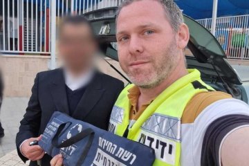 לוד: תינוק ננעל בשגגה ברכב וחולץ בשלום על־ידי סג”מ סניף פ”ת • “הזכרתי לאבא ולנוכחים את ‘כלל המפתח’ להורים”