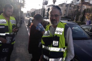 רחובות: פעוטה ננעלה בשגגה ברכב, מתנדבי ידידים חילצו אותה בשלום • בידידים קוראים להורים לאמץ “כלל מפתח”