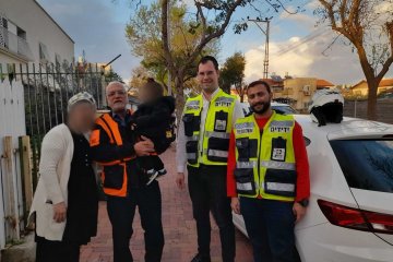 אור יהודה : פעוט ננעל בשגגה ברכב ומתנדבי ידידים חילצו אותו בשלום • “האמא התרגשה לנוכח הצוות הגדול שנרתם לעזור”