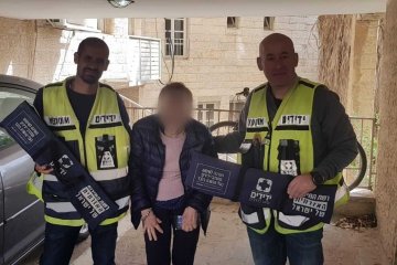 ירושלים: אשה מבוגרת ננעלה ברכב וחולצה בשלום על ידי כונני ידידים • “לפעמים זה כל כך פשוט, חיברנו כבלים ונתנו לה את הכלים לצאת לבד.”