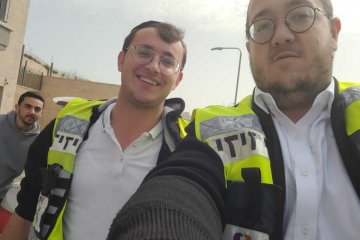 רמות: תינוק כבן חצי שנה ננעל בשגגה ברכב וחולץ בשלום על־ידי מתנדבי ידידים • “המהומה כמעט וגרמה לאבא לנפץ שמשה”