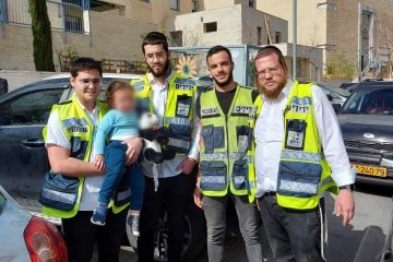 ביתר עילית: פעוט ננעל בשגגה ברכב ומתנדבי ידידים חילצו אותו בשלום