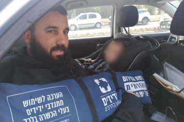 ראשל”צ: פעוט ננעל ברכב וחולץ בשלום על ידי כונני ידידים • “תוך כדי גשם סוער, חילצתי במהירות”