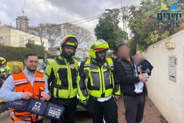 רמת גן: תינוק ננעל ברכב לעיני אימו וחולץ בשלום על ידי מתנדבי ידידים • אמו של התינוק אמרה בהתרגשות “ירבו כמותכם בעולם”