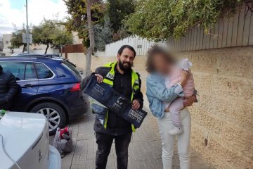 פסגת זאב: פעוטה ננעלה ברכב וחולצה בשלום על ידי כונן ידידים • הילדה הייתה כל כך בוכיה, חילצתי במהירות היישר לידי אמה