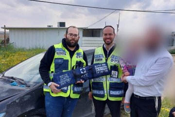 תפרח: פעוטה ננעלה ברכב וחולצה בשלום על ידי כונני ידידים • “זו פעם ראשונה שלי לחלץ, התרגשות שיא!”