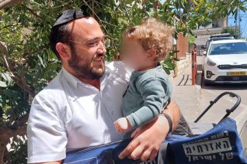 ירושלים: פעוטה ננעלה ברכב. מתנדב ידידים חילץ אותה בשלום • “ההורים נתנו מפתח לילדה כדי להרגיעה וכך היא נעלה את עצמה