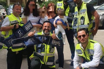 רחובות: בעיצומו של יום הזיכרון לחללי מערכות ישראל ונפגעי פעולות האיבה שני פעוטות ננעלו ברכב וחולצו בשלום • בידידים קוראים להורים לאמץ “כלל מפתח”