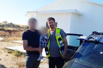 ישוב איתמר: פעוטה ננעלה ברכב וחולצה בשלום על ידי מתנדבי ידידים • “זו פעם ראשונה שאני מחלץ פעוטה מרכב, וזה מרגש ברמות על”