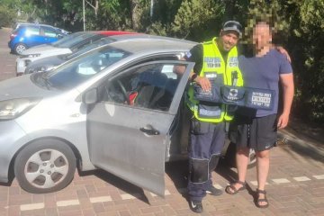 יהוד: תינוק ננעל ברכב וחולץ בשלום על ידי סג”מ המרחב • “תחושת סיפוק מדהימה”