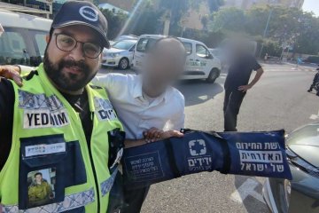 חיפה: תינוק ננעל ברכב וחולץ בשלום על ידי מתנדב ידידים • “לצערי החילוצים נהפכו לדבר שבשגרה, חייבים להקפיד על כלל המפתח”